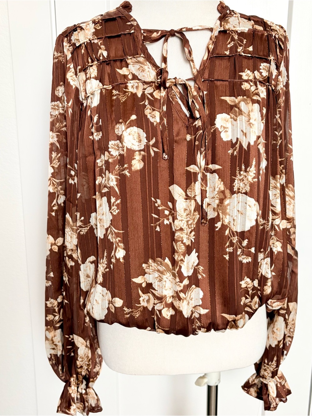 autres filles Women's Brown Silky Floral Tie-Neck Blouse